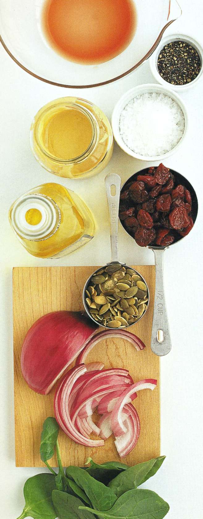 Рецепт: салат из шпината и сушеной вишни