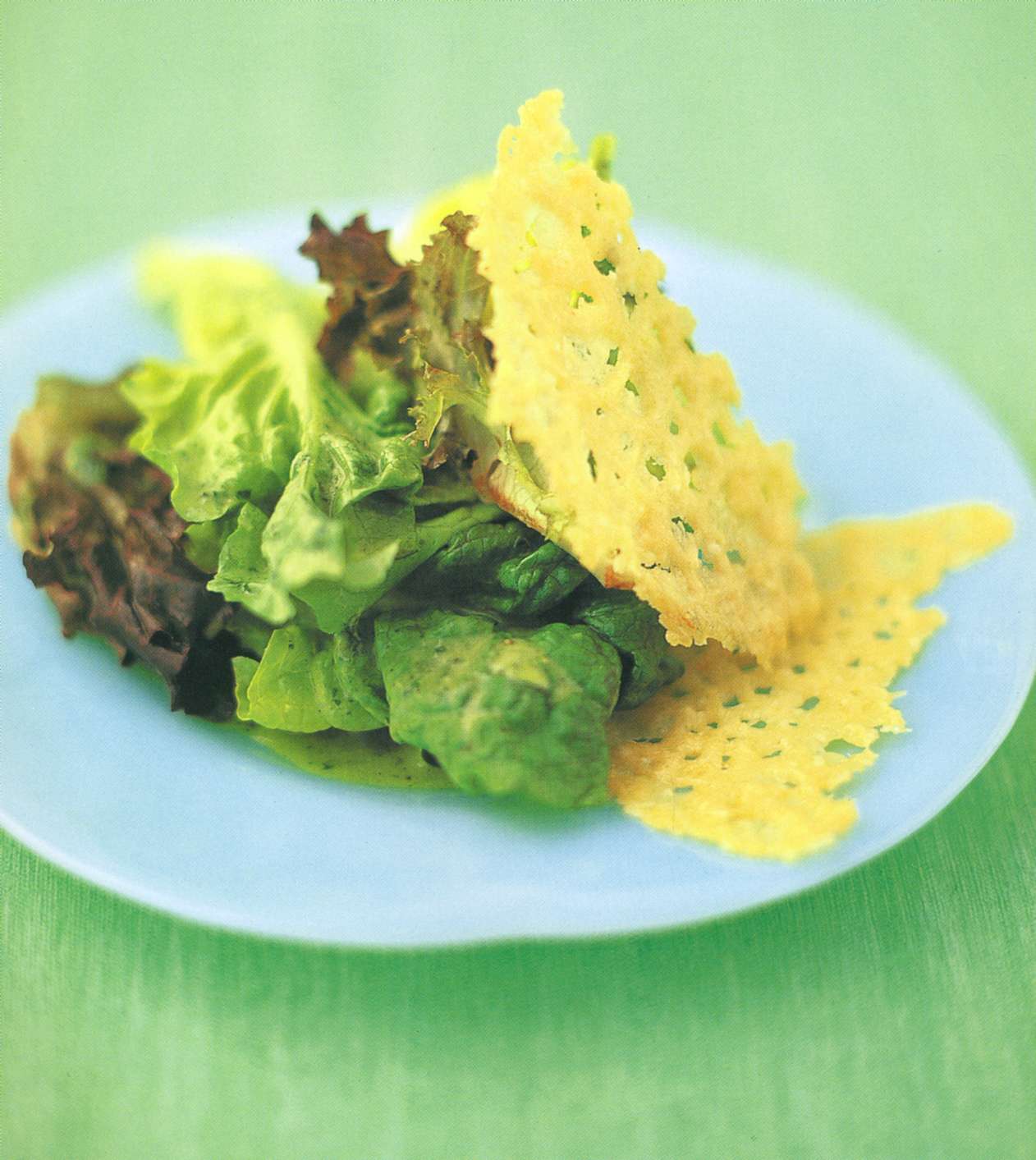 Рецепт: салат с латуком и чипсами из пармезана