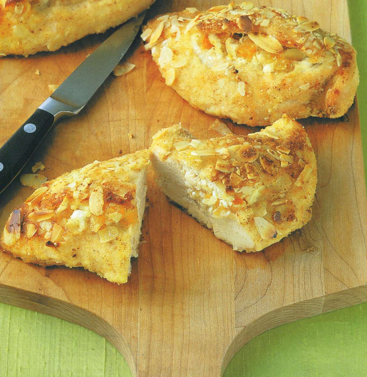 Рецепт: миндально-абрикосовый цыпленок с мятным песто