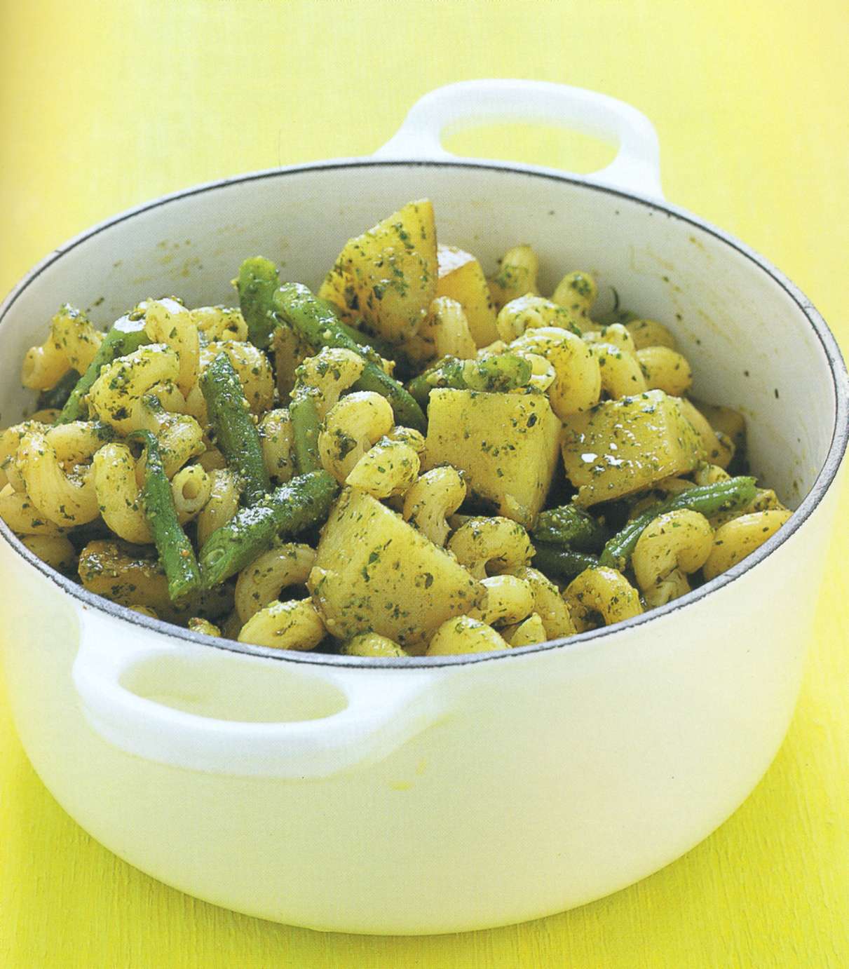 Рецепт: паста с песто, картофелем и зеленой фасолью