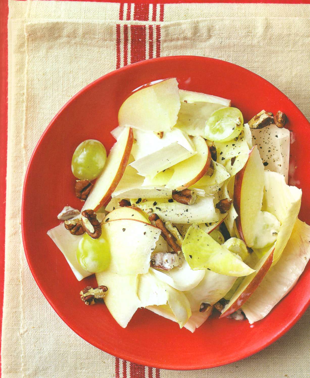 Рецепт: салат с яблоками, цикорием и виноградом