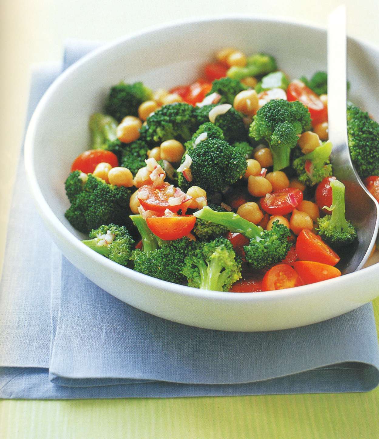 Рецепт: салат с брокколи, горохом нут и помидорами