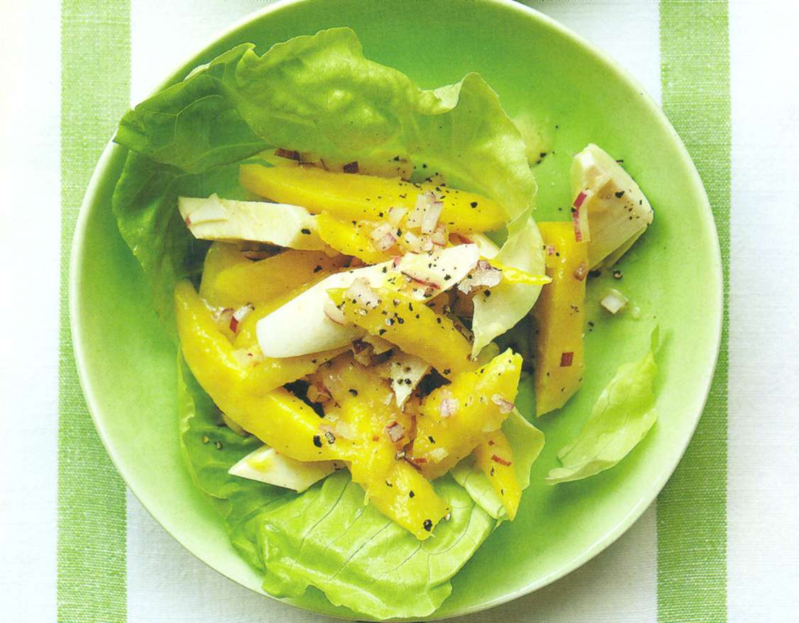 Рецепт: салат с манго, пальмовыми сердцевинами и лаймовым винигретом