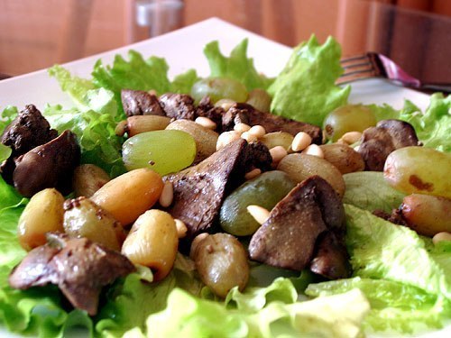 Салат с виноградом, индейкой и орехами