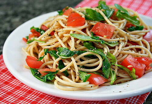 Рецепт: Очень вкусный теплый салат со спагетти и индейкой
