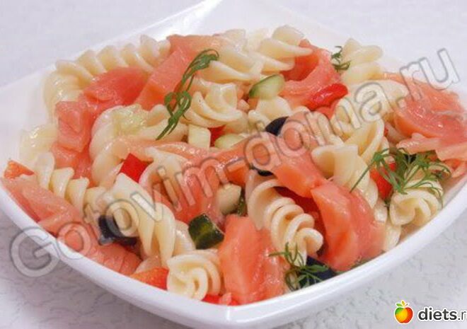 Итальянский салат из макарон с лососем