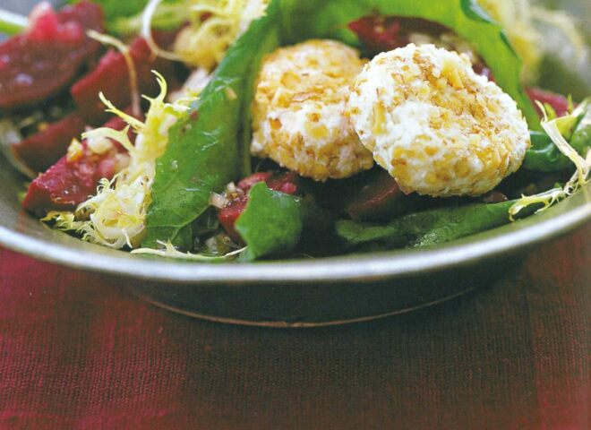Рецепт: салат с рукколой, свеклой и козьим сыром