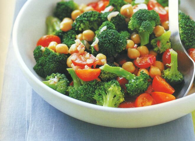 Рецепт: салат с брокколи, горохом нут и помидорами