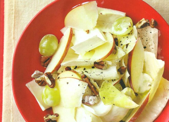 Рецепт: салат с яблоками, цикорием и виноградом