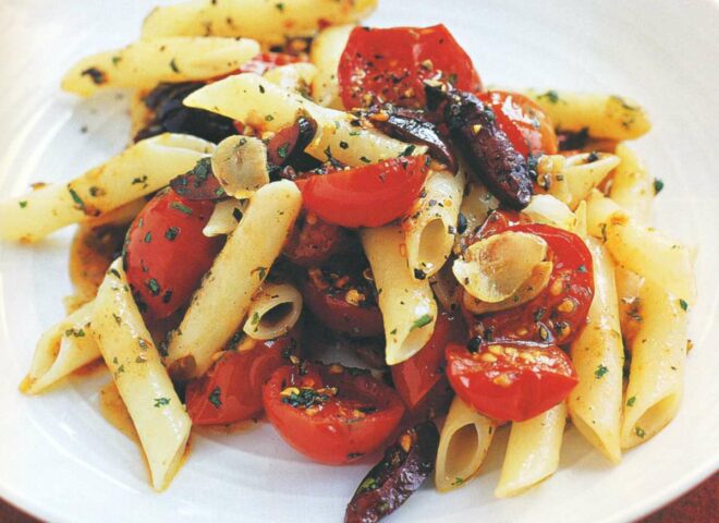 Рецепт: пенне с помидорами и оливками