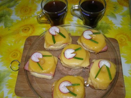 Горячие бутерброды с ветчиной и ананасами