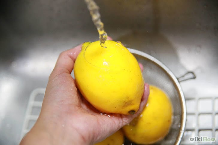 Как отмыть лимон. Вымыть лимон. Мытьё Лимонов. Мойка лимон. Девушка моет лимоны.