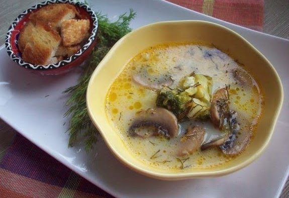 Сырный суп с брокколи и грибами