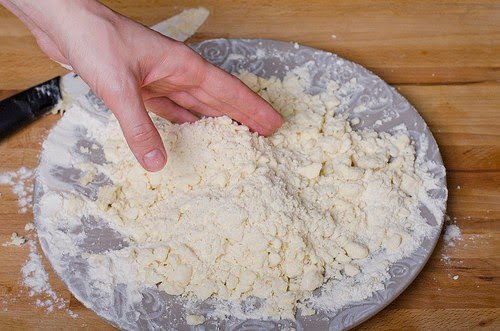 Как сделать крошку для пирога. Посыпать форму манкой. Как сделать крошку на пирог из муки и масла. Как правильно перемешать сахаром.