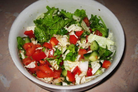 Легкий весенний салат с заправкой из оливкового масла и уксуса