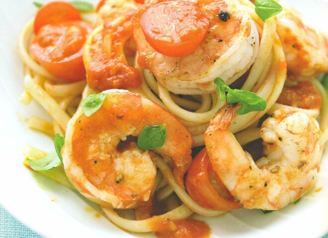 Рецепт: паста с креветками, помидорами и базиликом