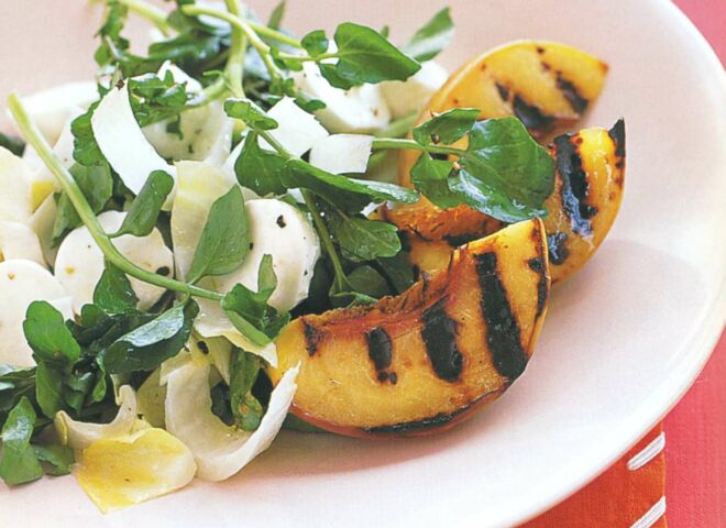 Рецепт: салат с водяным крессом, цикорием и персиками гриль