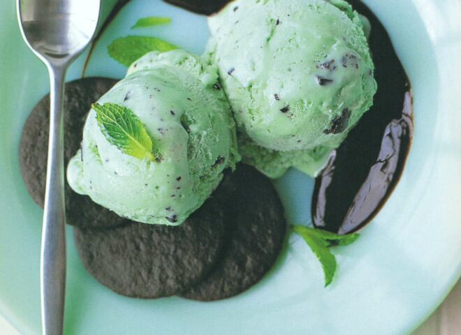 Рецепт: зеленое мороженое с шоколадным соусом