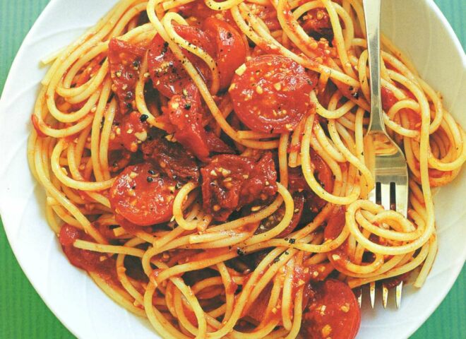 Рецепт: спагетти с соусом из трех сортов помидоров