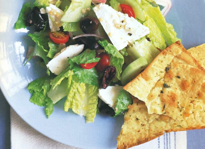 Рецепт: греческий салат с пряным лавашом