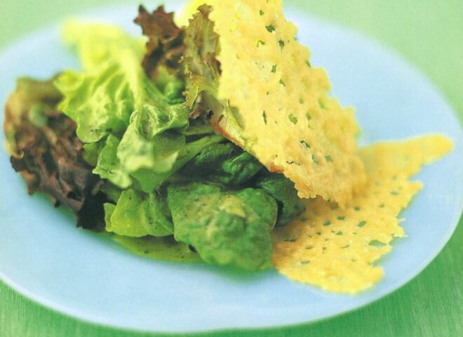Рецепт: салат с латуком и чипсами из пармезана