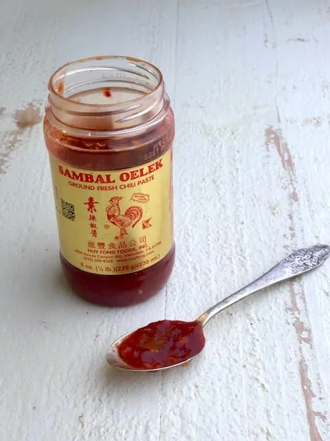 Хрустящий салат в азиатском стиле с куриными (или тофу) шпажками