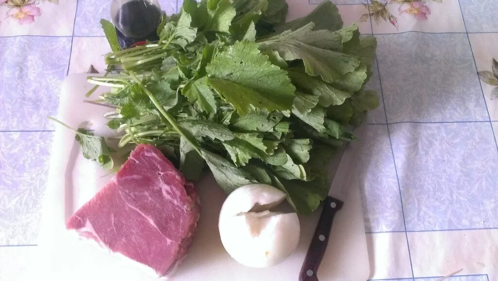 Мясо с ботвой редиски, приготовленное в мультиварке