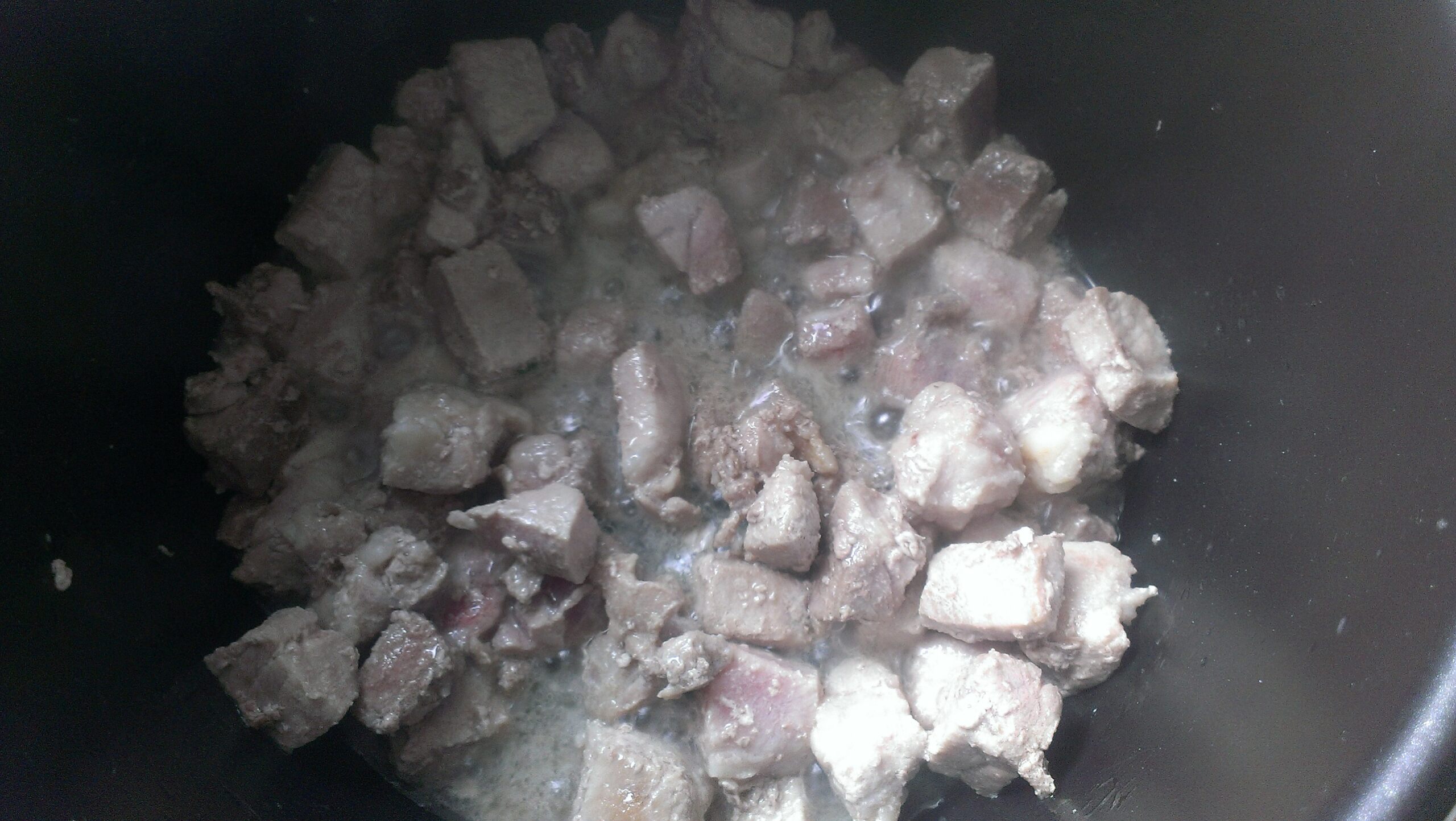 Мясо с ботвой редиски, приготовленное в мультиварке