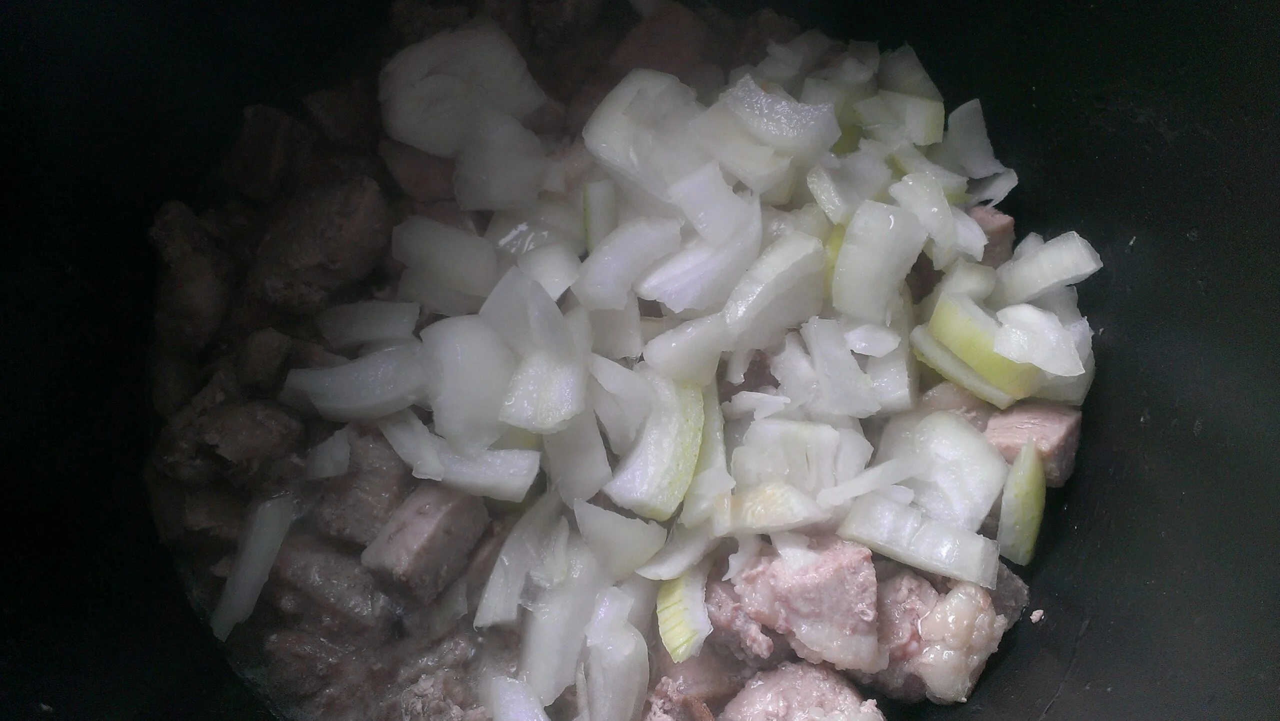 Мясо с ботвой редиски, приготовленное в мультиварке