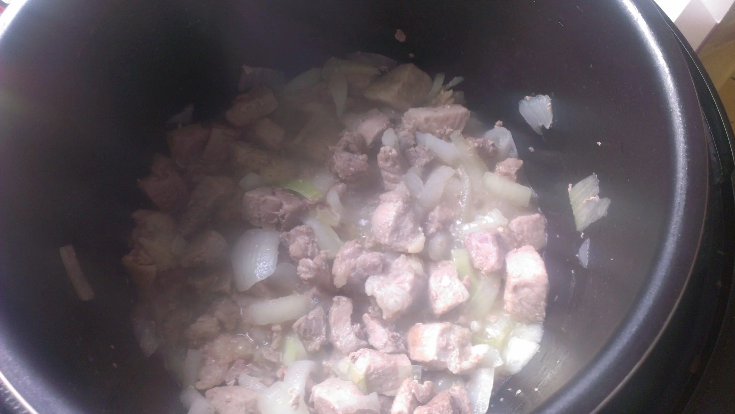 Мясо с ботвой редиски, приготовленное в мультиварке