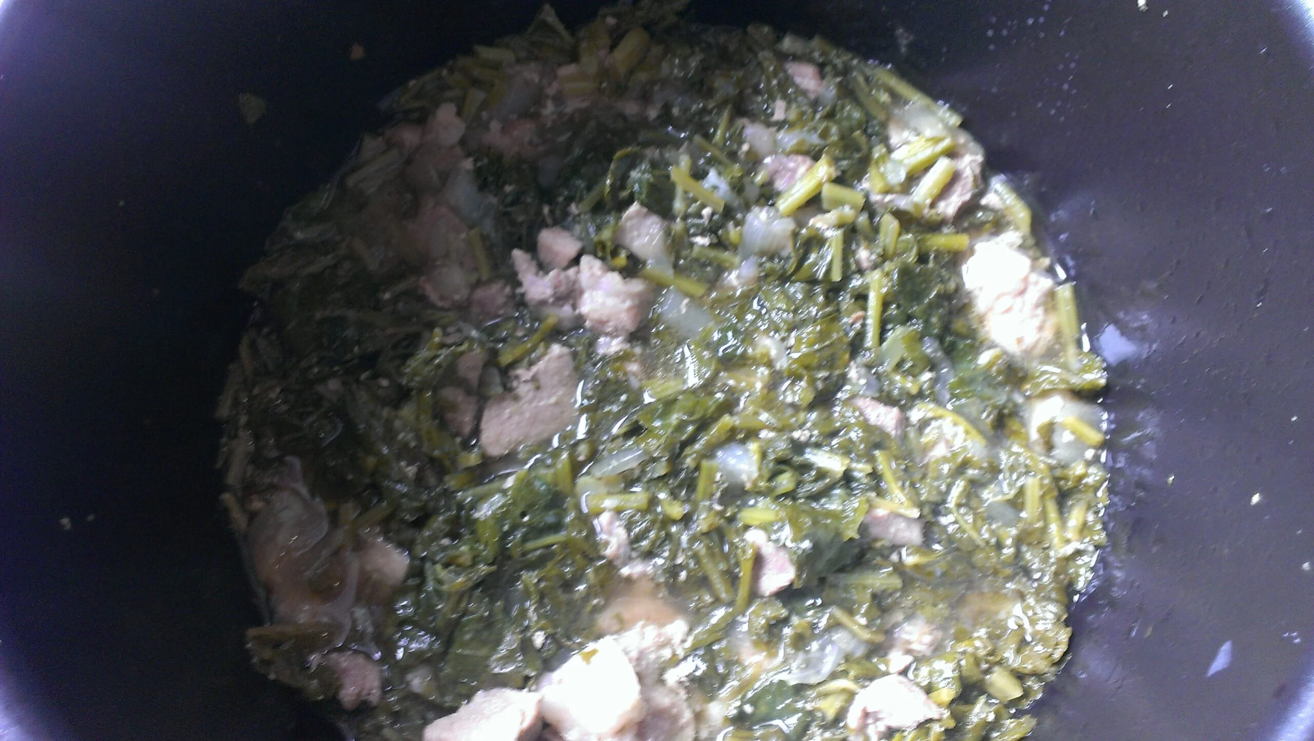 Мясо с ботвой редиски, приготовленное в мультиварке
