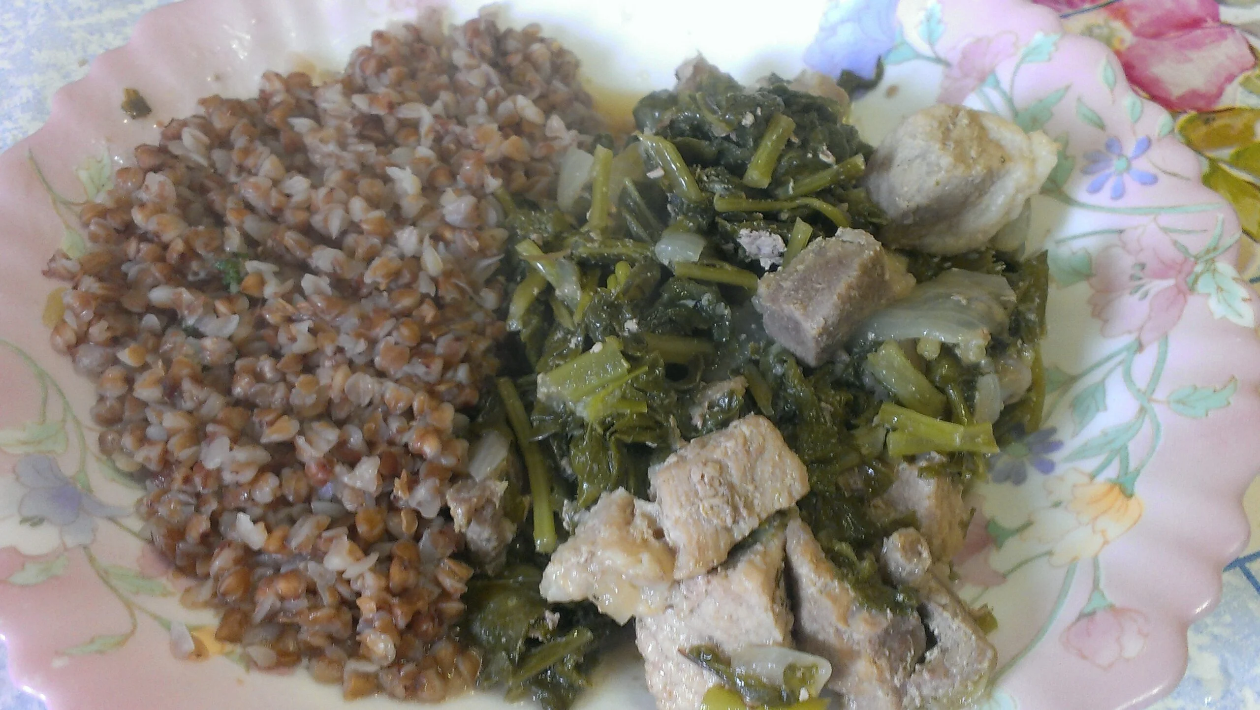Мясо с ботвой редиски, приготовленное в мультиварке