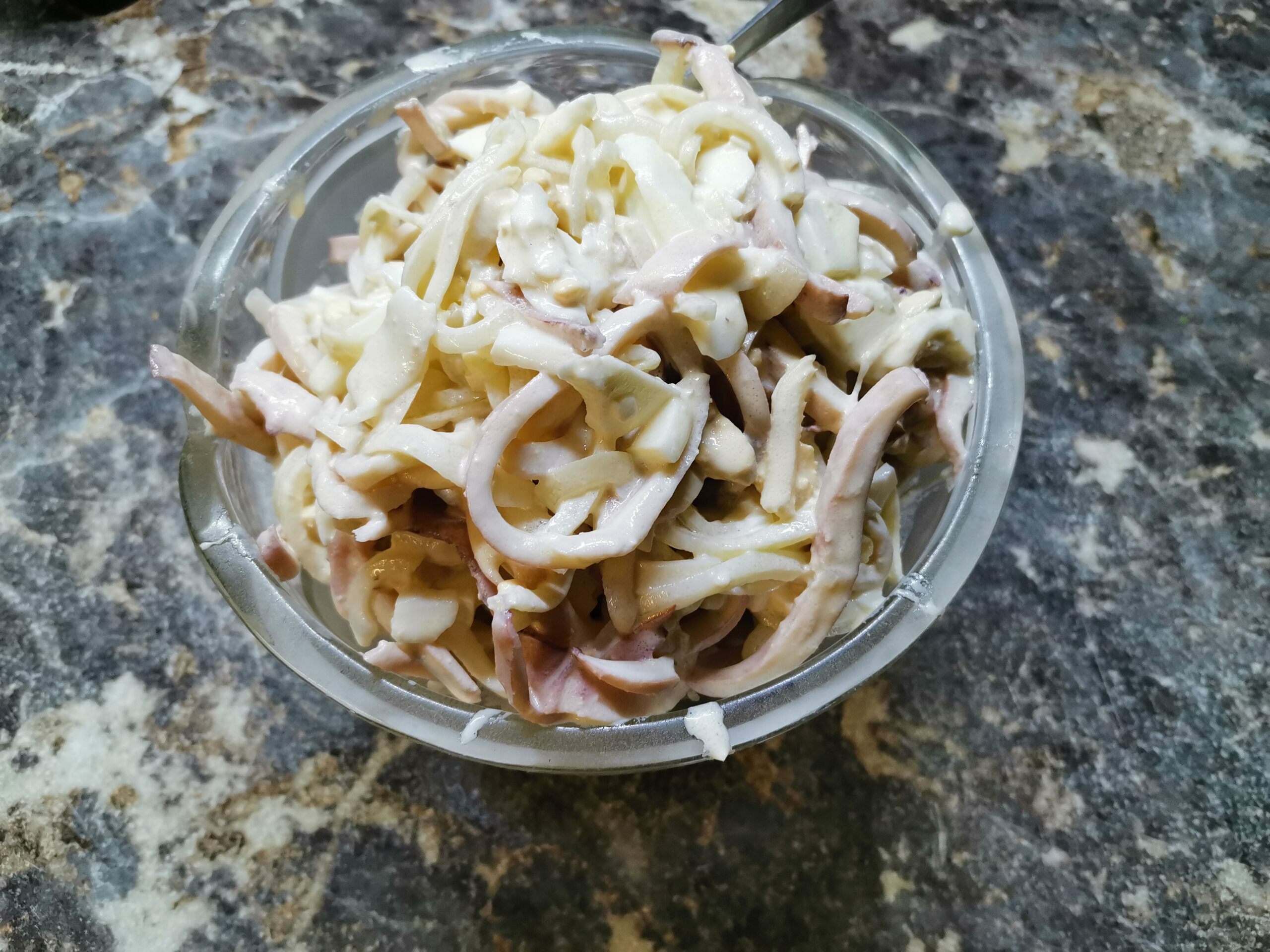 Простой и сытный рецепт салата из кальмаров