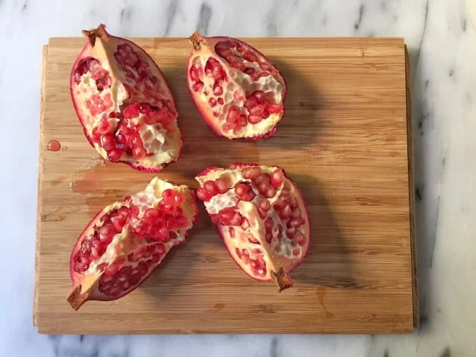 Салат из рукколы, сквоша Деликатес и граната