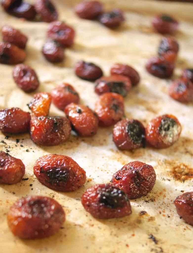 Салат из зимней капусты с запеченным виноградом, хурмой и козьим сыром