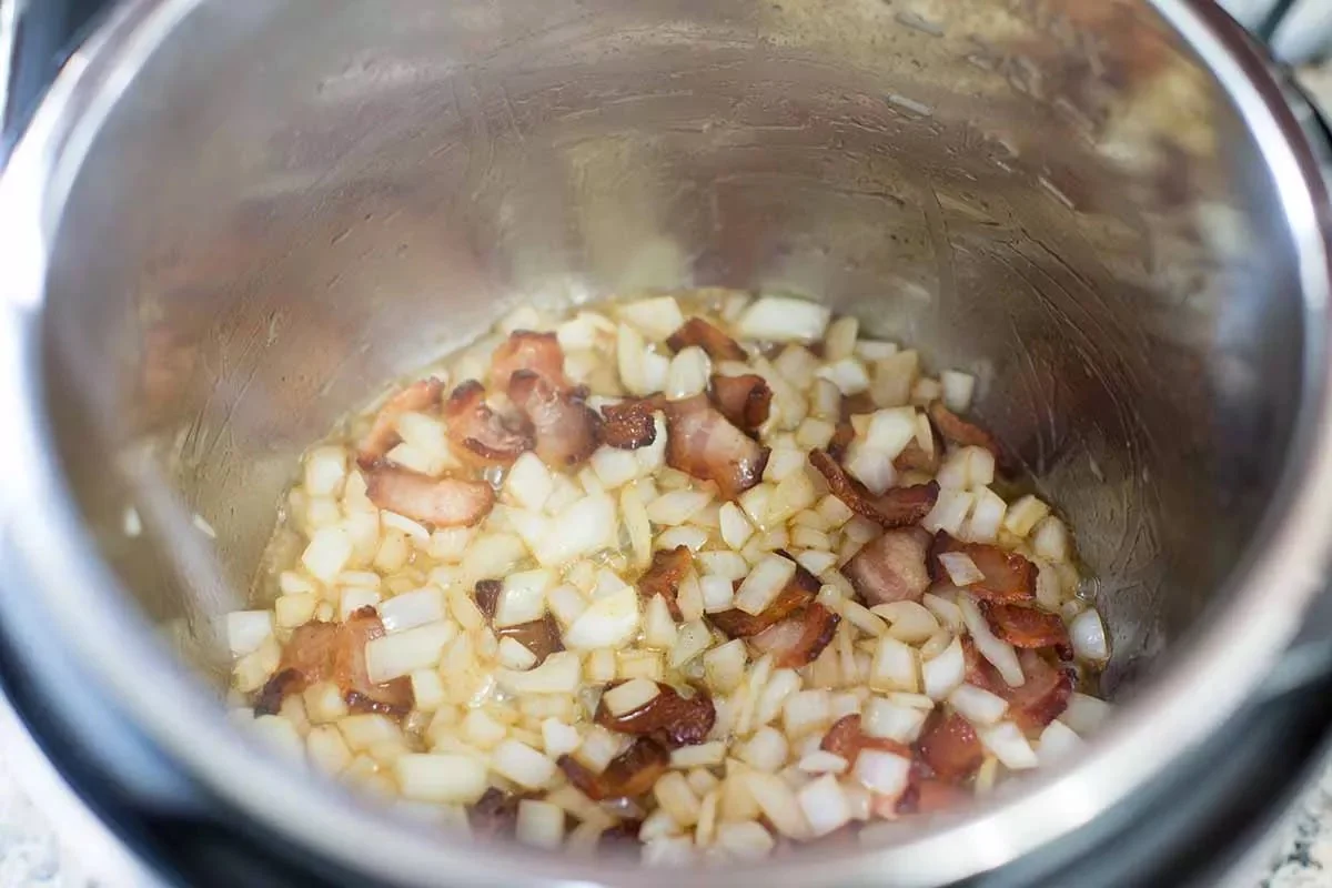 Зеленая фасоль с помидорами и беконом в скороварке