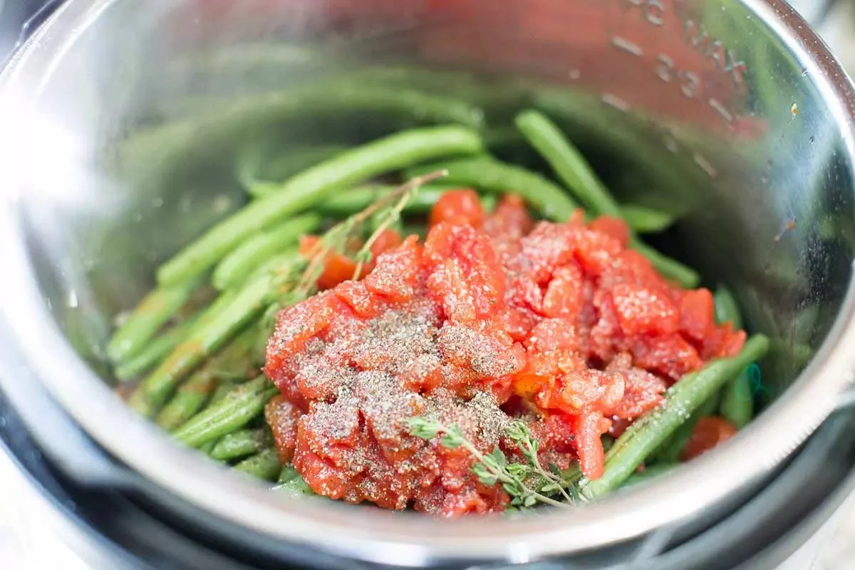 Зеленая фасоль с помидорами и беконом в скороварке