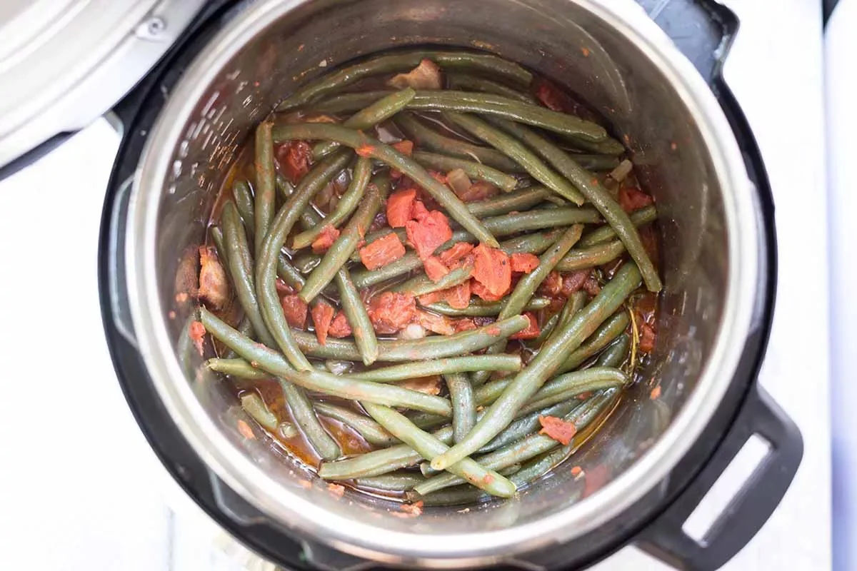Зеленая фасоль с помидорами и беконом в скороварке