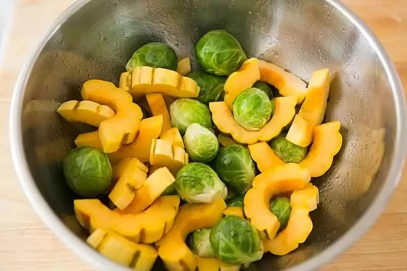 Жареные кабачки деликата в кленовой глазури и брюссельская капуста