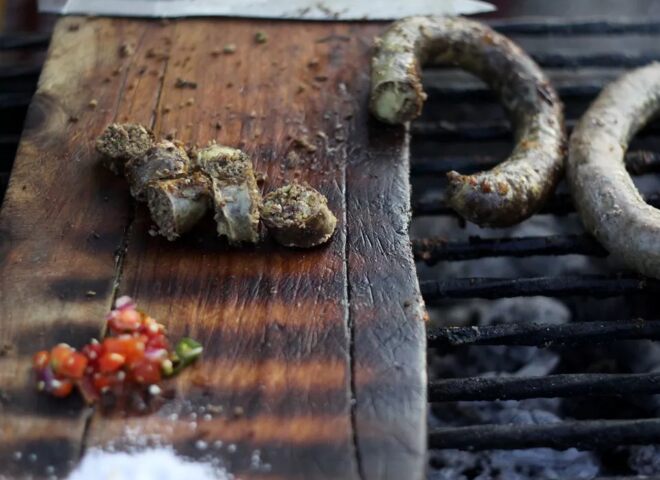 Радость поедания мутуры, кровяной колбасы Найроби с дурной репутацией