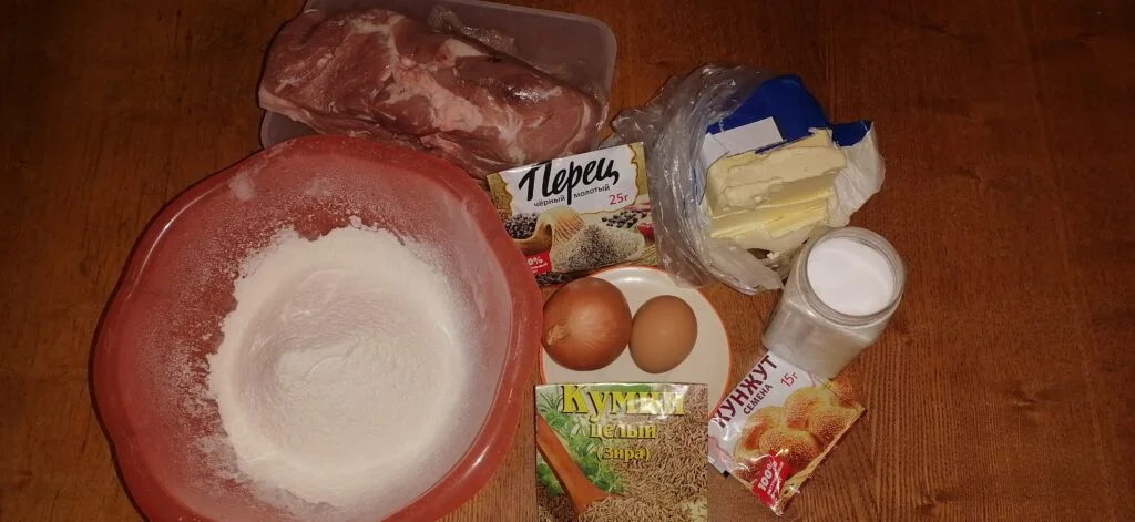 Самса из слоеного теста с мясом
