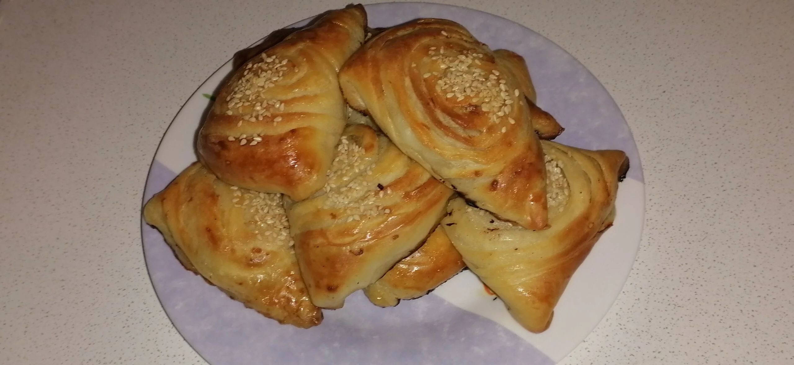 Самса из слоеного теста с мясом