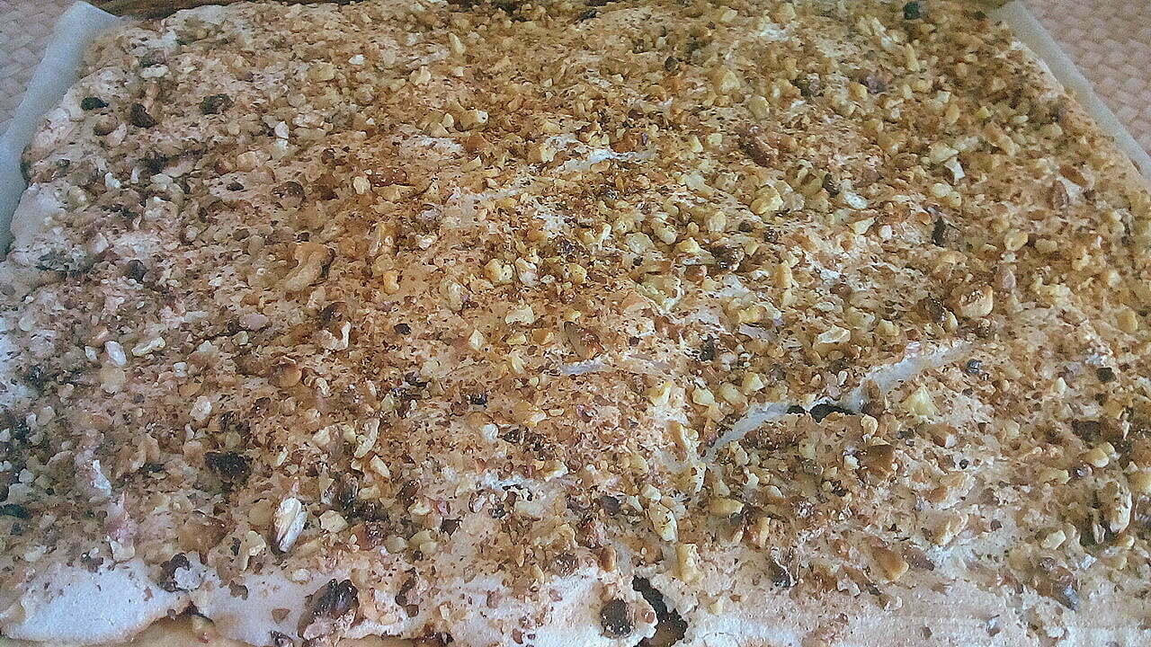 Песочный пирог с повидлом, орехами и кремом из сгущенки