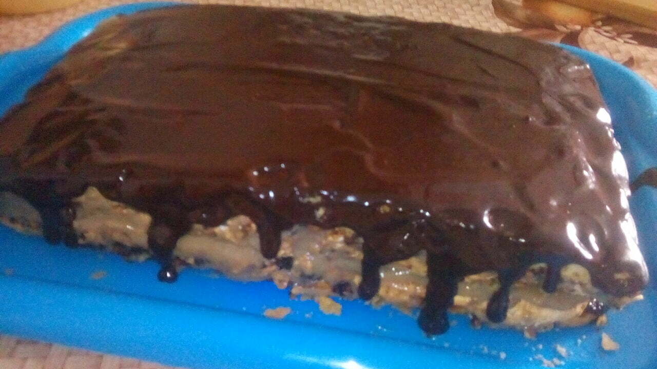 Песочный пирог с повидлом, орехами и кремом из сгущенки