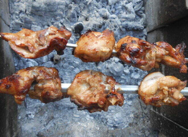 Шашлык быстрого приготовления из порционных кусочков курицы, маринованных в белом вине