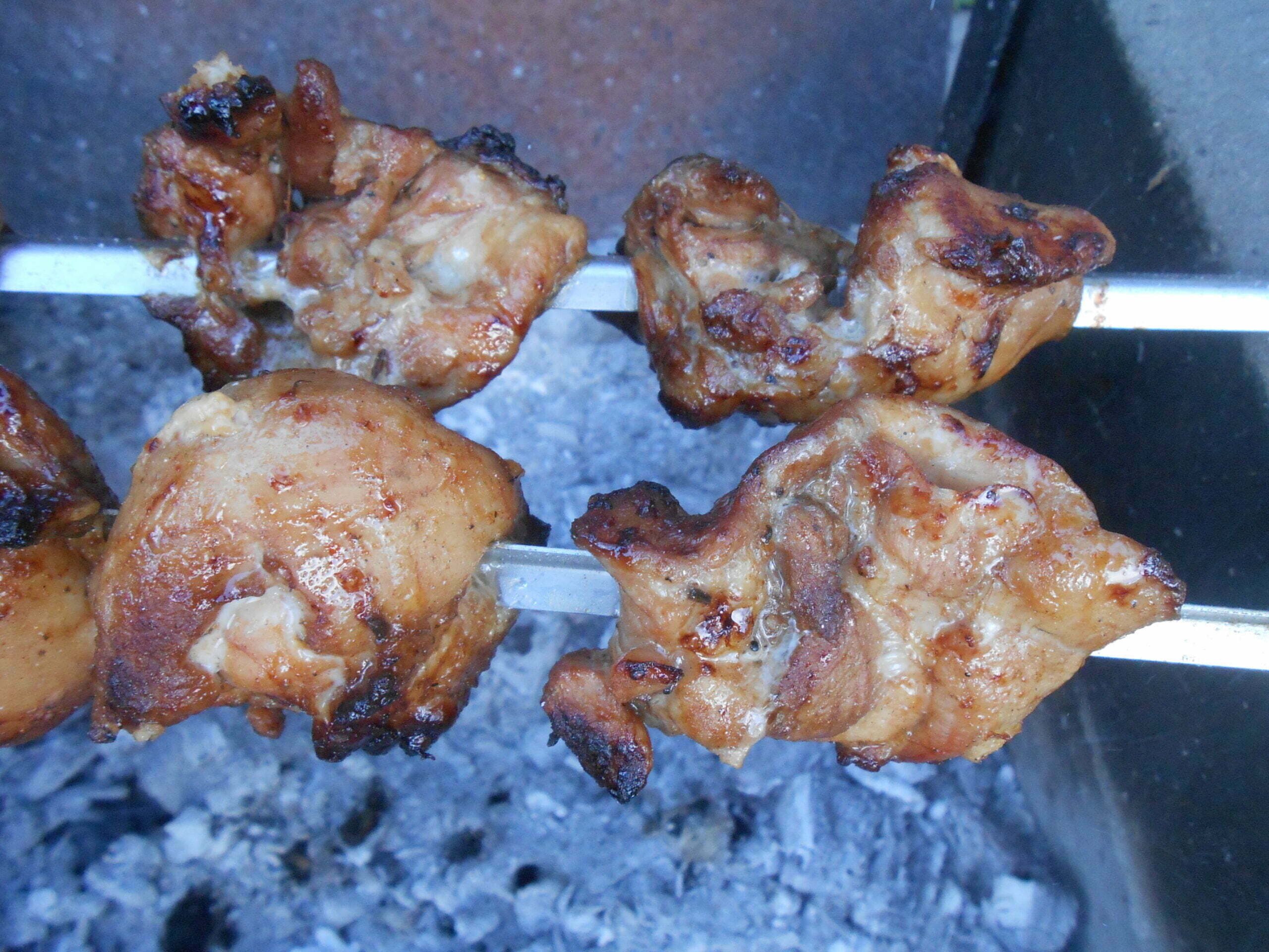 Шашлык быстрого приготовления из порционных кусочков курицы, маринованных в белом вине