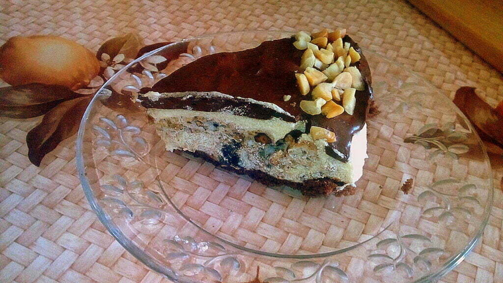 Торт с черносливом, орехами и шоколадным желе