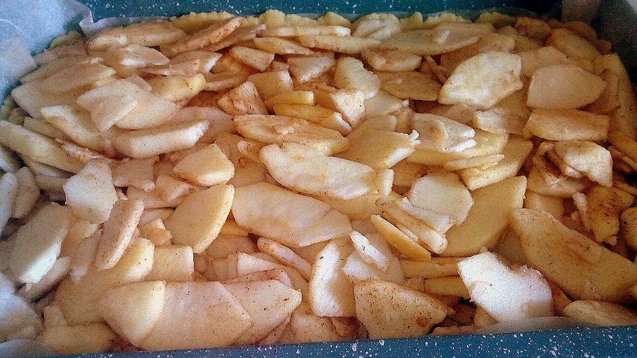 Яблочный пирог со смородиновым вареньем и безе