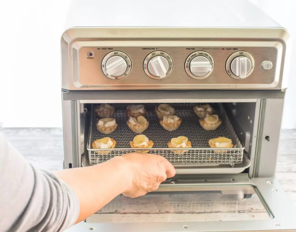 Канапе из клюквенного бри в аэрофритюрнице