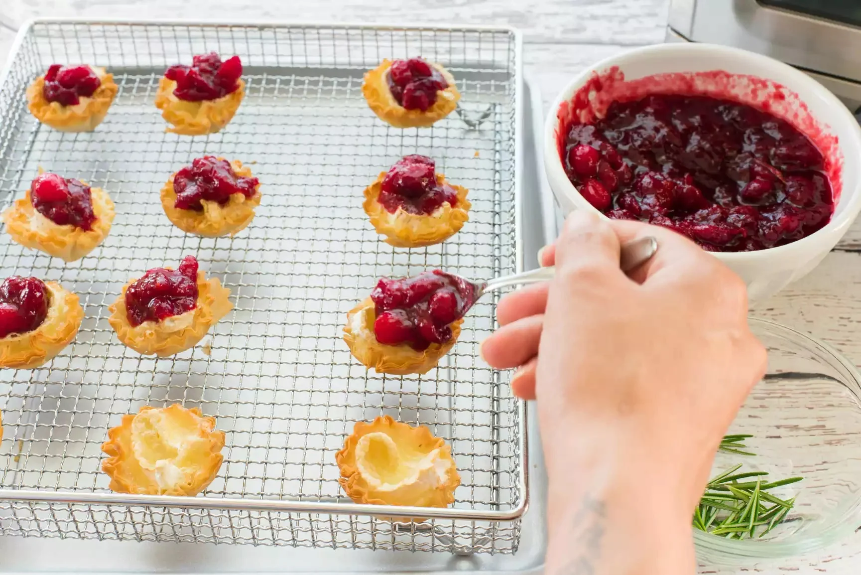 Канапе из клюквенного бри в аэрофритюрнице